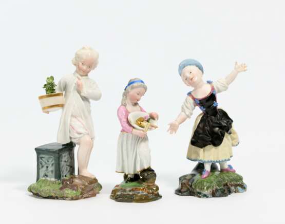 Three figurines - photo 1