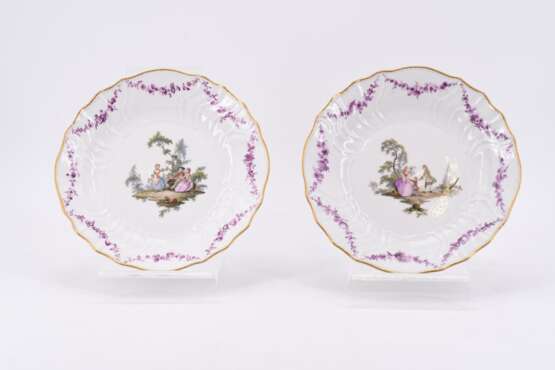 Pair of soup plates with Watteau scenes - photo 1