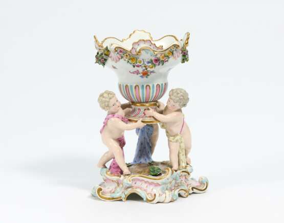 Small footed bowl with cupids - фото 1