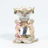 Small footed bowl with cupids - фото 1