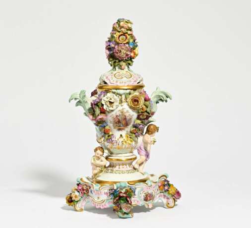 Small potpourri vase on pedestal - фото 1