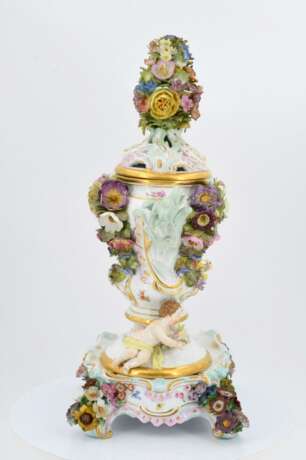Small potpourri vase on pedestal - фото 5