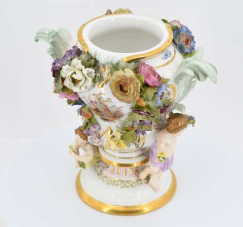Small potpourri vase on pedestal - фото 8