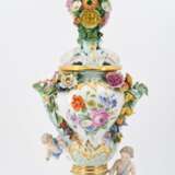 Small potpourri vase with putti - фото 2