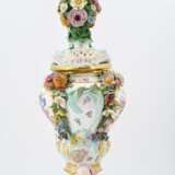 Small potpourri vase with putti - photo 3