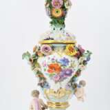 Small potpourri vase with putti - фото 4