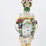 Small potpourri vase with putti - фото 5
