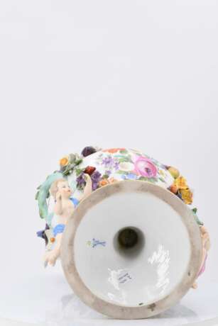 Small potpourri vase with putti - фото 6