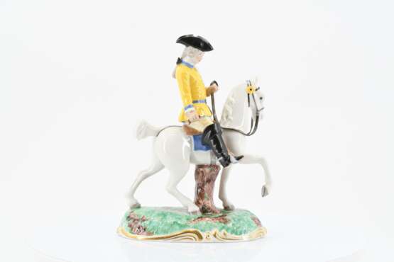 7 figurines from a centerpiece 'Frankenthal Yellow Hunt' - photo 9