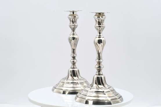 Pair of baroque style candlesticks - Foto 2
