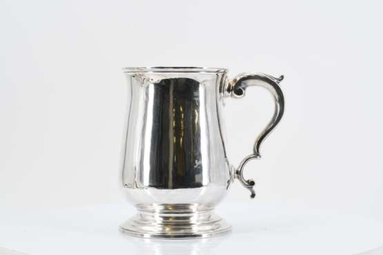 A large and a smaller George III Mug - фото 6