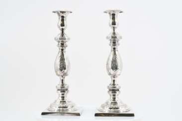 Pair of candlesticks with baluster shaft and flower decor