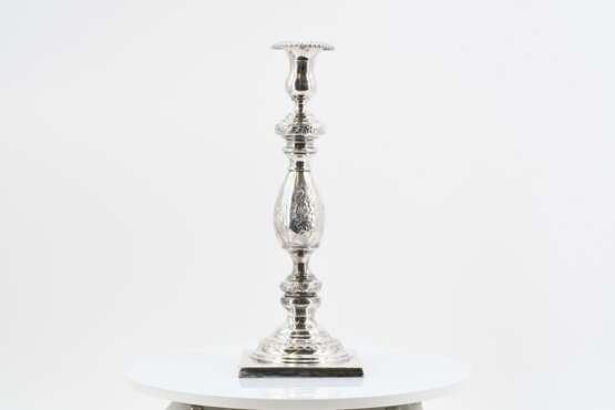 Pair of candlesticks with baluster shaft and flower decor - Foto 2