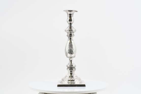 Pair of candlesticks with baluster shaft and flower decor - Foto 7