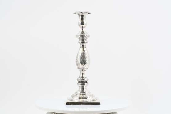 Pair of candlesticks with baluster shaft and flower decor - Foto 12