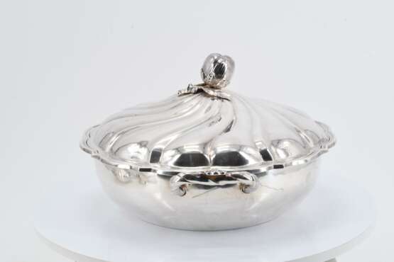 Pair of round lidded bowls with large fruit-shaped knobs and a sauce boat - Foto 19