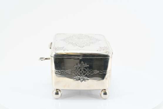 Sugar bowl with ornamental engraved decor on ball-shaped feet - Foto 3
