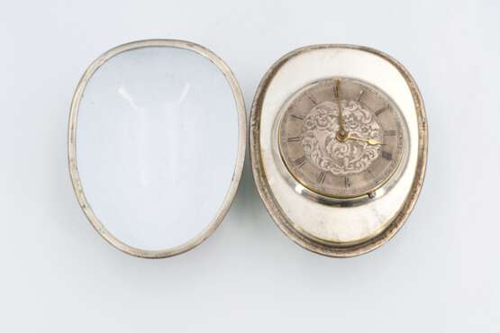 Small table clock in egg-shaped case with amoretto - photo 5