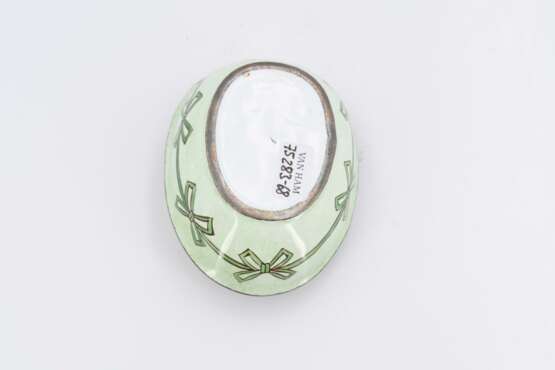 Small table clock in egg-shaped case with amoretto - photo 6