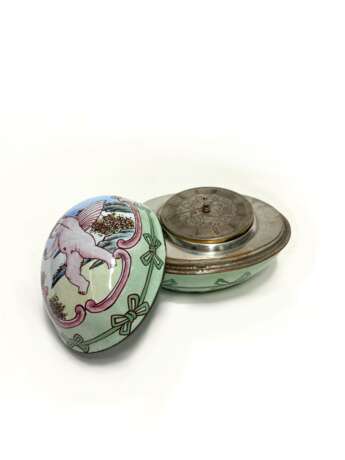 Small table clock in egg-shaped case with amoretto - фото 8