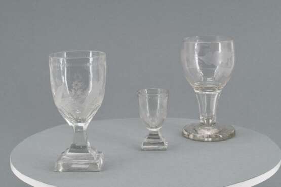 Goblet with monogram and schnapps glass with blue rim - photo 3
