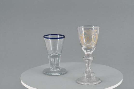 Goblet with monogram and schnapps glass with blue rim - фото 9
