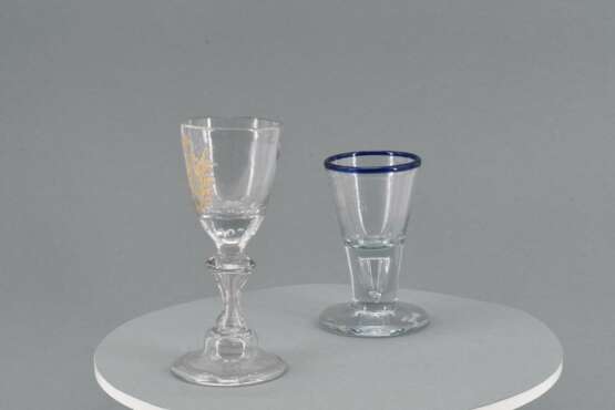 Goblet with monogram and schnapps glass with blue rim - фото 10