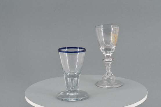 Goblet with monogram and schnapps glass with blue rim - фото 12