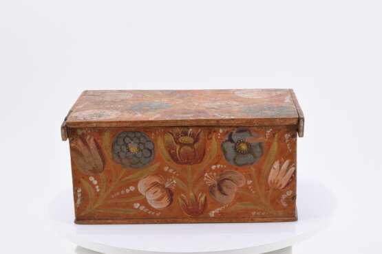 Casket with flowers on red background - photo 5