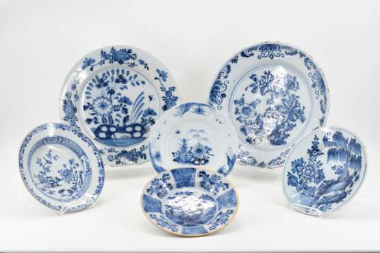Two large bowls and four plates with different chinoise decors - photo 1