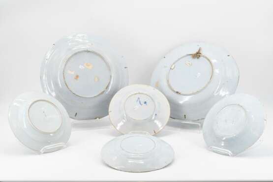 Two large bowls and four plates with different chinoise decors - фото 3