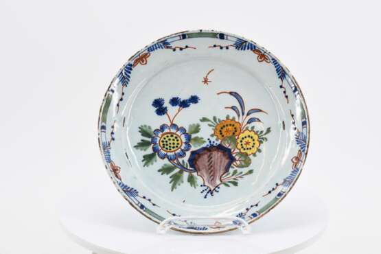 One large and four smaller plates with floral decor - фото 6