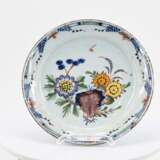 One large and four smaller plates with floral decor - фото 8