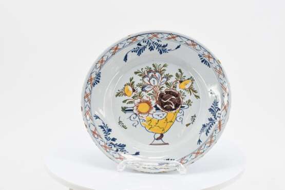 One large and four smaller plates with floral decor - фото 10
