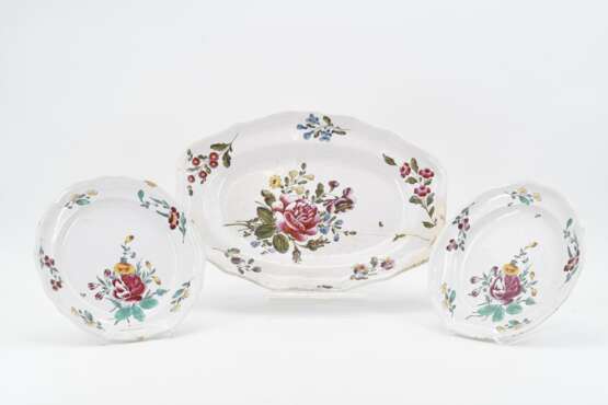 Pair of plates and oval platter with floral decor - photo 1