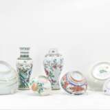 Mixed lot of three bowls, two baluster vases, a plate and a small tea bowl with saucer - Foto 12