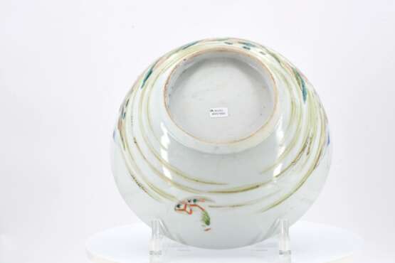 Mixed lot of three bowls, two baluster vases, a plate and a small tea bowl with saucer - Foto 13