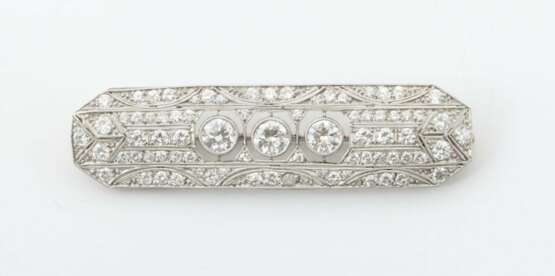 Diamantbesetzte Art Déco Brosche 1920er/30er Jahre, Platin, achteckige Broschette mittig besetzt mit 3 Diamanten im Amsterdamer Schliff von zus - photo 1