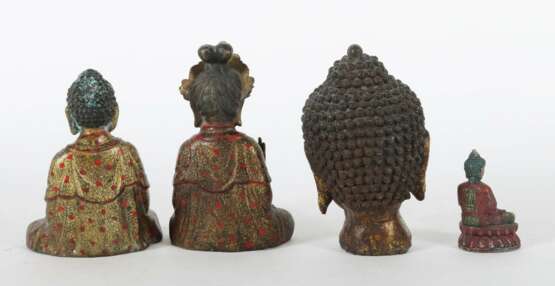 3 sitzende Buddhastatuen und 1 Buddha Kopf Metallguss/farbig gefasst - photo 2