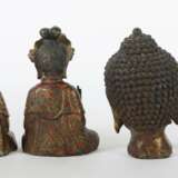 3 sitzende Buddhastatuen und 1 Buddha Kopf Metallguss/farbig gefasst - Foto 2