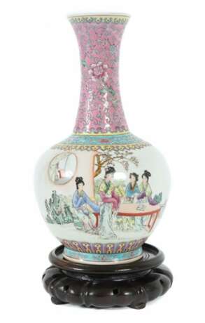 Langhalsvase im ''Famille rose''-Dekor Jingdezhen/China - photo 1