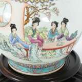 Langhalsvase im ''Famille rose''-Dekor Jingdezhen/China - photo 2