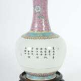 Langhalsvase im ''Famille rose''-Dekor Jingdezhen/China - photo 3