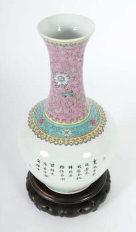 Langhalsvase im ''Famille rose''-Dekor Jingdezhen/China - photo 4