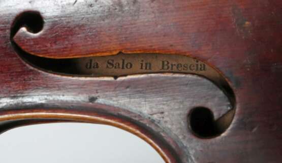 Geige auf innenliegendem Zettel bez.: Caspar da Salo in Brescia 1515 - Foto 4