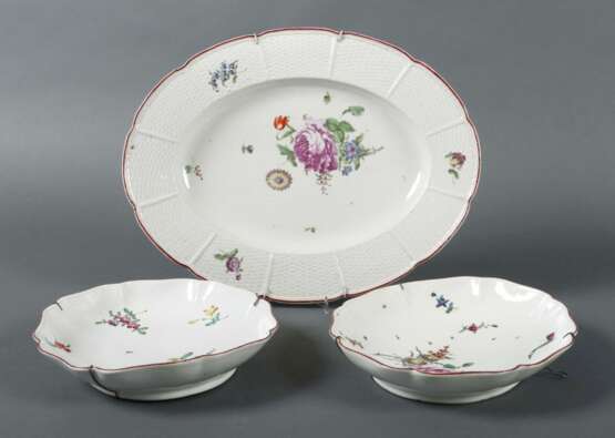 Platte und 2 Schalen mit floralem Dekor Herzoglich Aechte Porcelain Fabrique - photo 1