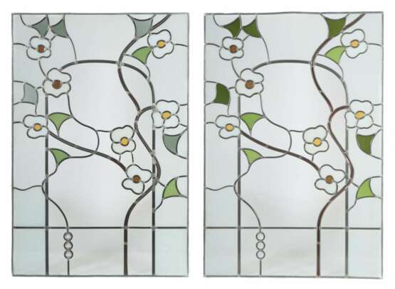 Zwei Buntglasfenster mit Blütendekor 20. Jh. - Foto 1