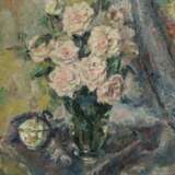 Maler des 19./20. Jh. ''Weiße Rosen'' in einer Vase mit Zuckerdose auf einem Tisch arrangiert - photo 1