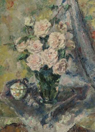 Maler des 19./20. Jh. ''Weiße Rosen'' in einer Vase mit Zuckerdose auf einem Tisch arrangiert - фото 1
