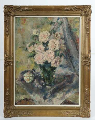 Maler des 19./20. Jh. ''Weiße Rosen'' in einer Vase mit Zuckerdose auf einem Tisch arrangiert - фото 2